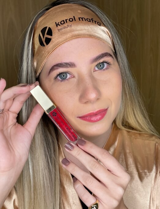Gloss labial que promove volume e hidratação profunda D Pantenol, Vitamina E, Ácido Hialurônico, Sabor Morango
